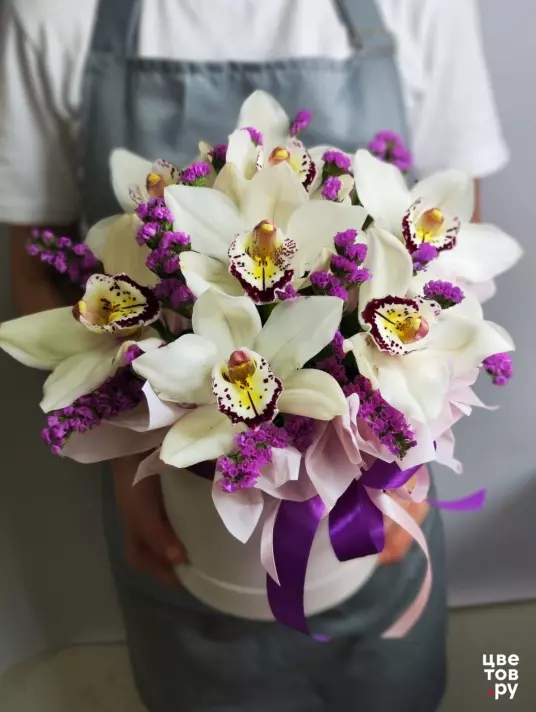 Коробка с белыми орхидеями