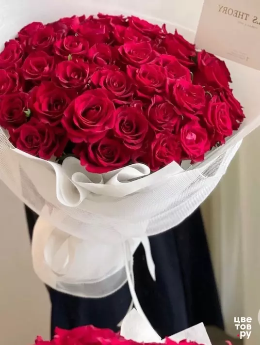 35 красных роз в упаковке
