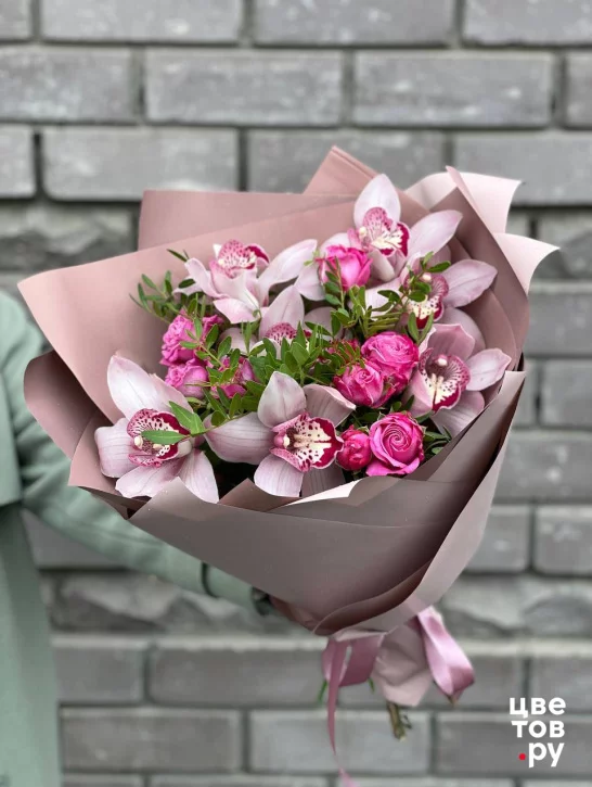 Нежный букет с орхидеями и кустовыми розами c орхидеей - купить в Казани за  3610 руб.