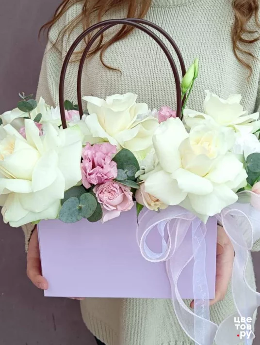 Стильная сумочка с белыми розами и эустомой