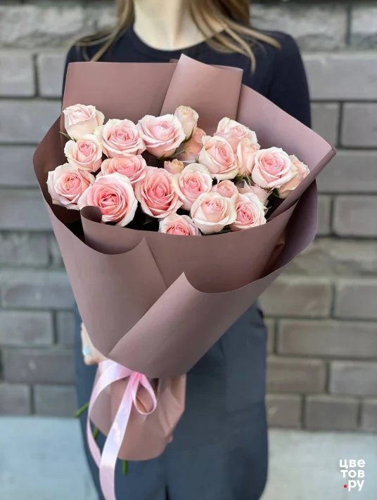 7 розовых кустовых роз