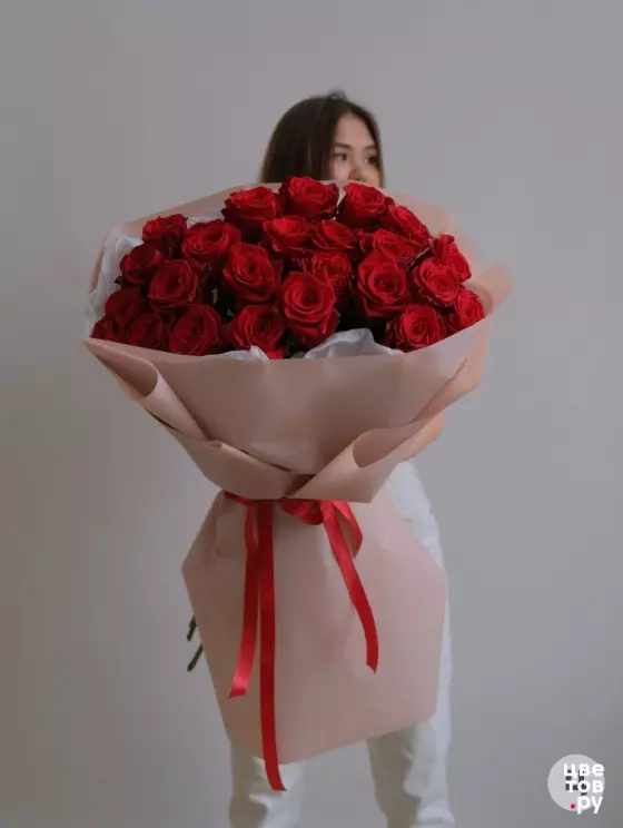 Большой букет из 25 красных роз