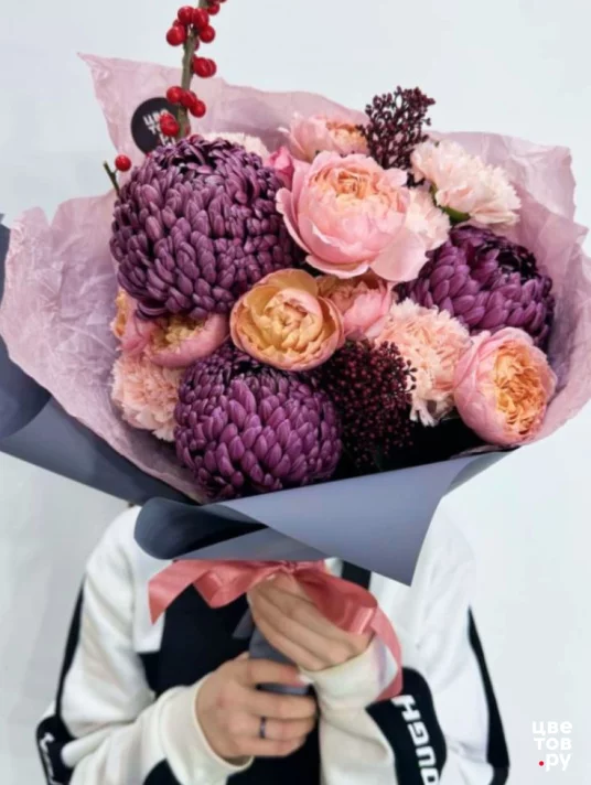 Авторский букет из хризантем, роз и диантусов с илексом