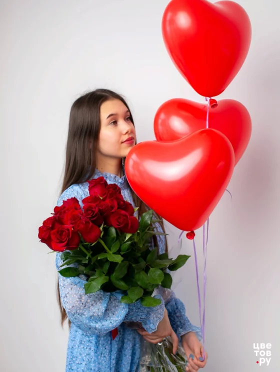 15 красных роз и 3 шарика Красное Сердце