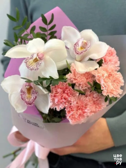 Нежный розовый букет с орхидеями и диантусами 1028