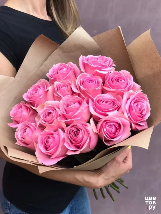 15 длинных розовых роз в крафте