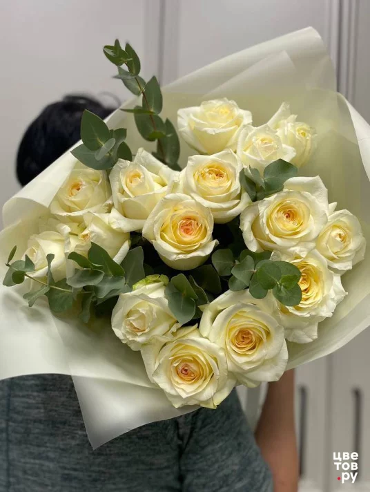 Букет 15 белых роз с эвкалиптом 