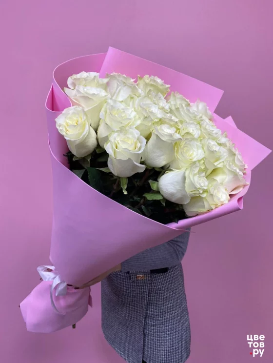 Букет из 25 высоких белых роз 