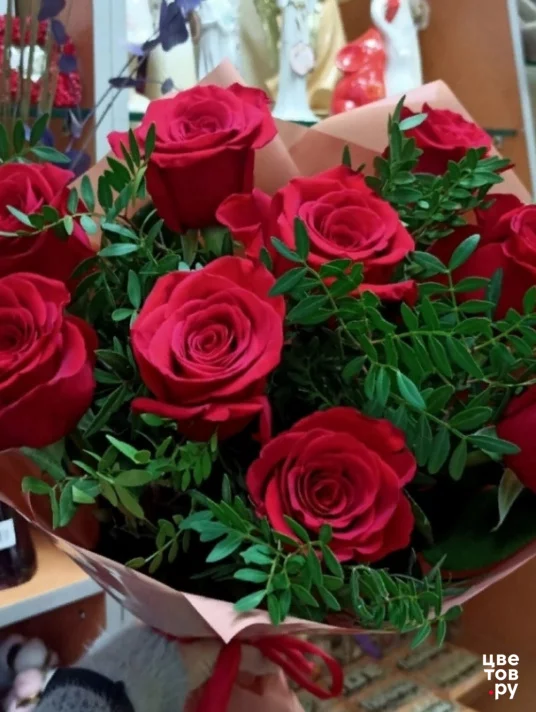 Букет из 9 красных роз с зеленью