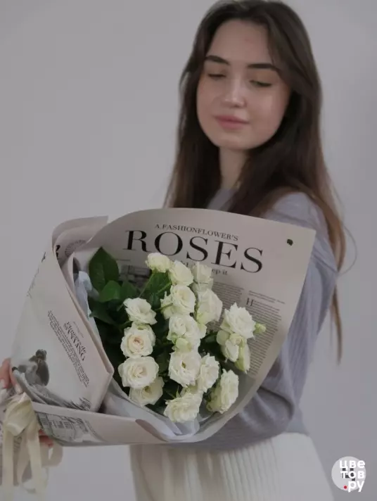 Букет из белой кустовой розы
