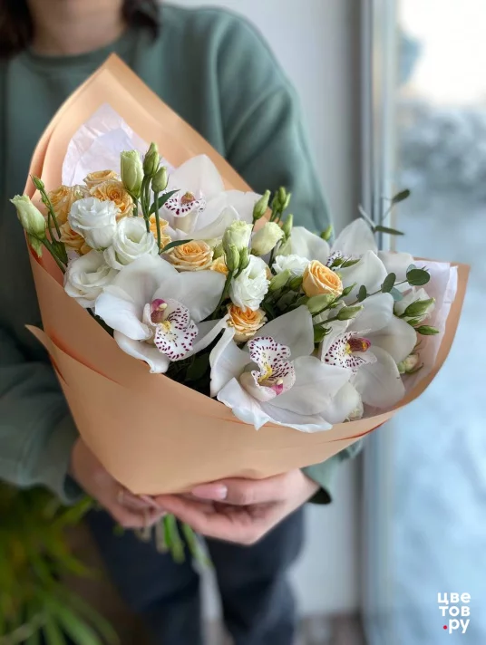 Нежный букет с эустомой, розой кустовой и орхидей 1099