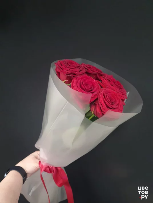 5 красных роз