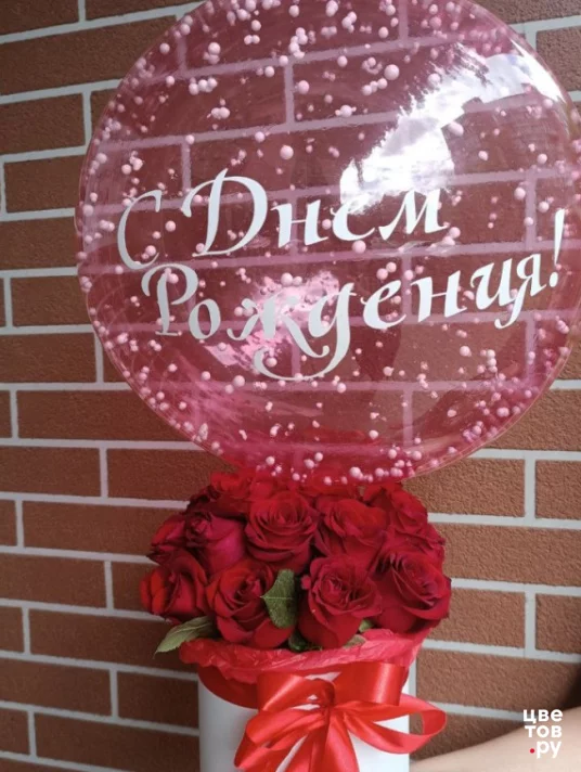 Красные розы в шляпной коробке с воздушным шаром
