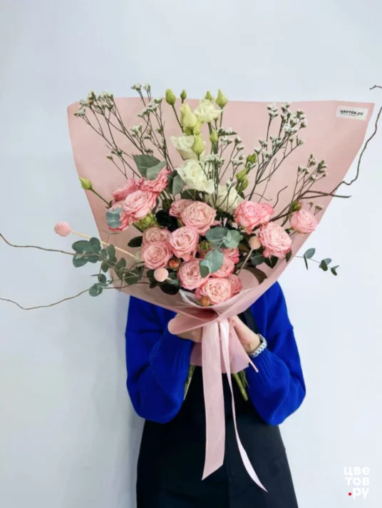 Авторский букет из роз с сухоцветами, лизиантусом и лимониумом