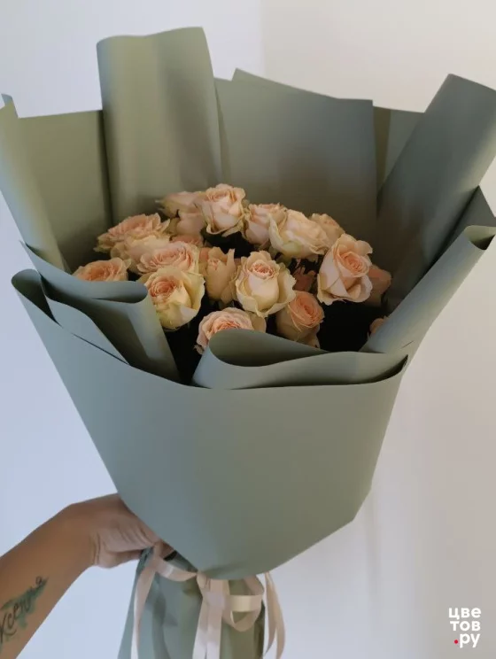 Моно букет из кустовых роз.
