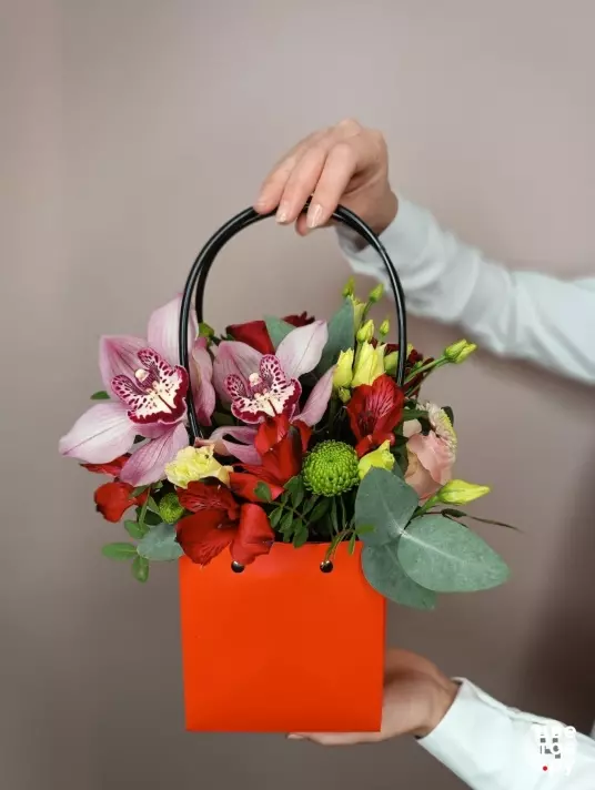 Стильная сумочка с цветами