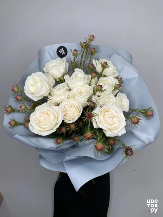Авторский букет из 15 роз Плайя Бланко с леукодендроном 