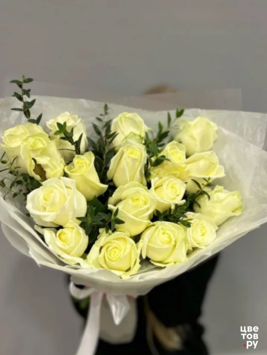 Букет белых роз с эвкалиптом