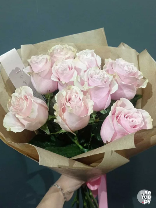9 нежно-розовых роз в крафте
