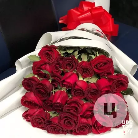 27 красных роз в дизайнерской упаковке