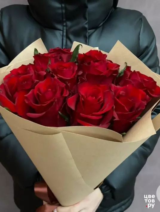 15 длинных красных роз в крафте