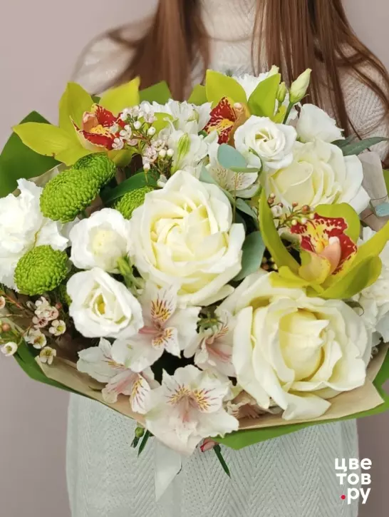 Бело-зеленый букет с орхидеями c розой эквадор, хризантемой,  альстромериями, эустомой, орхидеей - купить в Омске за 5000 руб.