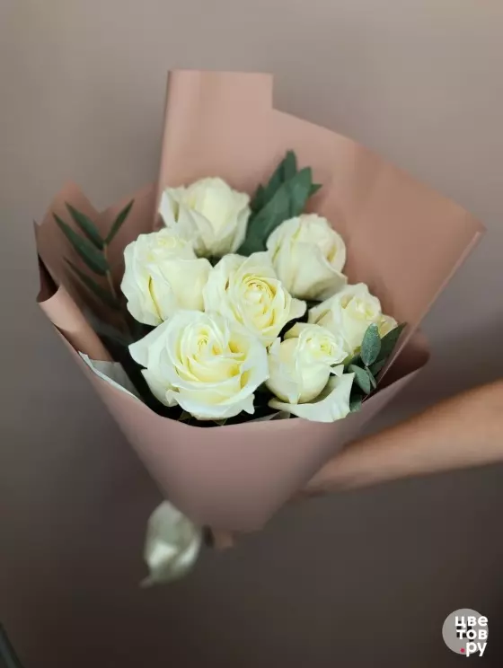7 белых/кремовых роз с эвкалиптом