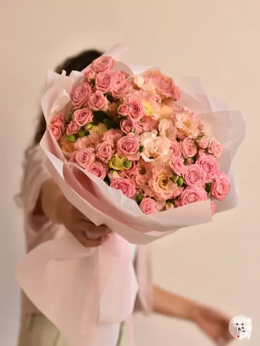 Большой букет с кустовыми розами и эустомой