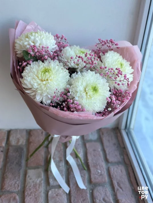 Нежный букет из хризантемы и гипсофилы в розовой упаковке 1076