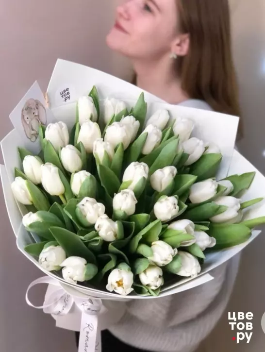 35 белых тюльпанов c тюльпанами - купить в Тольятти за 5850 руб.