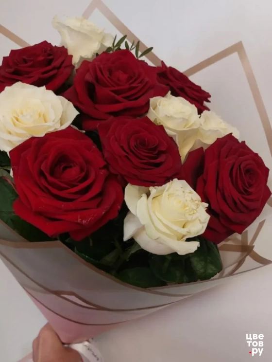 Букет из белых и красных роз