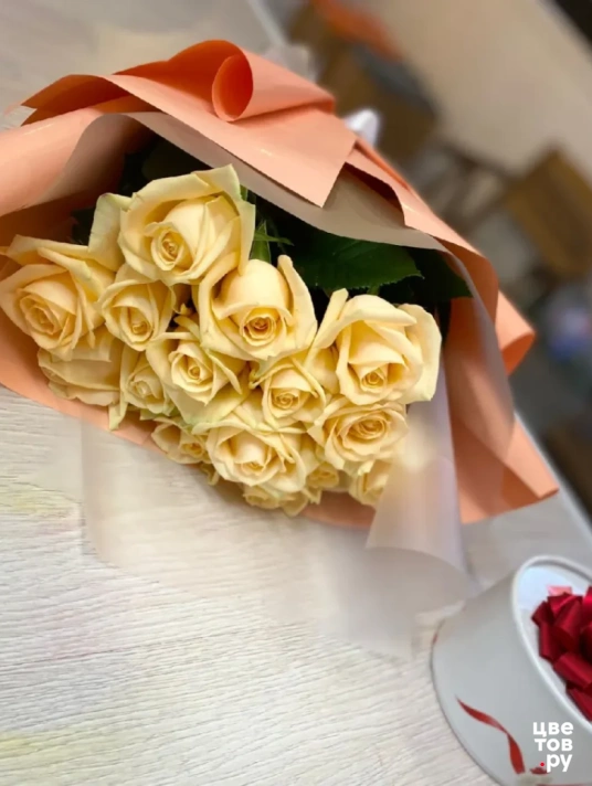 15 белых роз с коробкой Рафаэлло