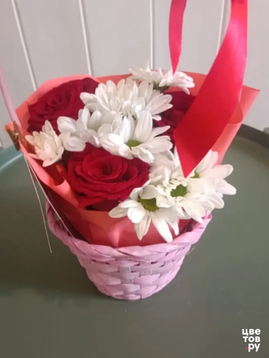 Корзинка с цветами для мамы